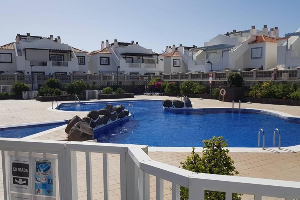 Private Apartment With Roof Terrace อาโรนา ภายนอก รูปภาพ