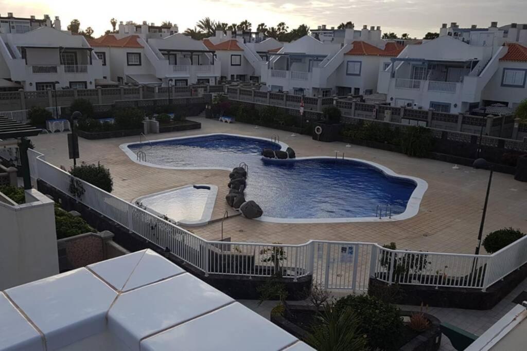 Private Apartment With Roof Terrace อาโรนา ภายนอก รูปภาพ